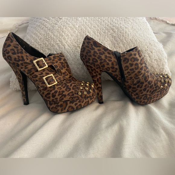 Guess Leopard/Cheetah Print Bootie Heels w/Gold Spikes - Picture 4 of 9